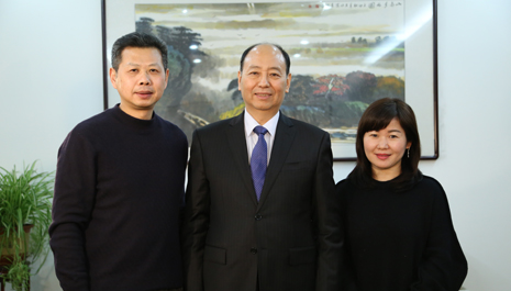 圖為風帆有限責任公司董事長、黨委書記劉寶生與《新能源1+1》節(jié)目制作團隊合影