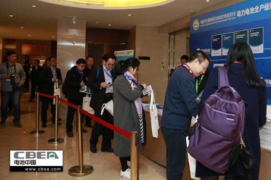 圖為參會嘉賓正在排隊領取動力電池應用分會提供的行業(yè)研究報告