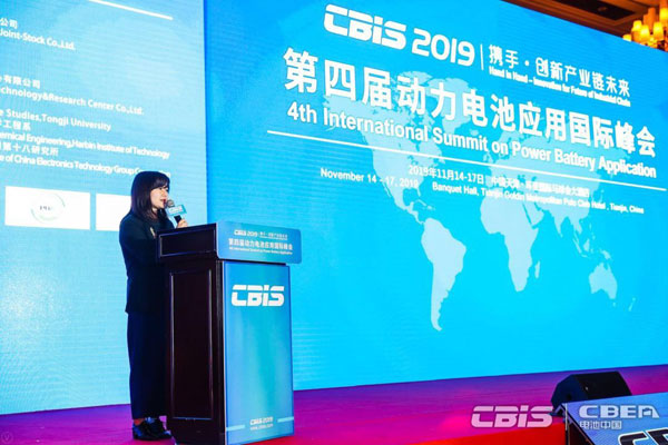 中國化學(xué)與物理電源行業(yè)協(xié)會(huì)動(dòng)力電池應(yīng)用分會(huì)秘書長(zhǎng)張雨主持開幕式