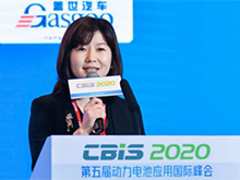 圖為中國(guó)化學(xué)與物理電源行業(yè)協(xié)會(huì)動(dòng)力電池應(yīng)用分會(huì)秘書(shū)長(zhǎng)張雨主持開(kāi)幕式