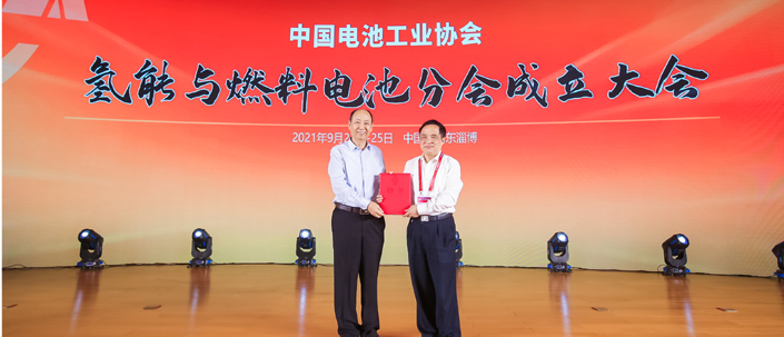 中國(guó)電池工業(yè)協(xié)會(huì)劉寶生理事長(zhǎng)為分會(huì)專家代表頒發(fā)聘書