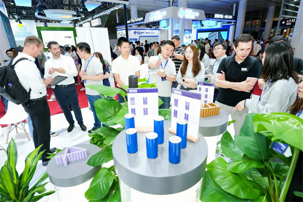 「極耳無界 能量登峰」發布會圓滿落幕：睿恩21700-6Ah電池全球首發，攜手蔡司共繪質量新篇章