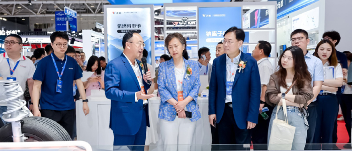 圖為電源行業(yè)協(xié)會(huì)領(lǐng)導(dǎo)和協(xié)會(huì)理事會(huì)部分成員代表參觀CIBF2025